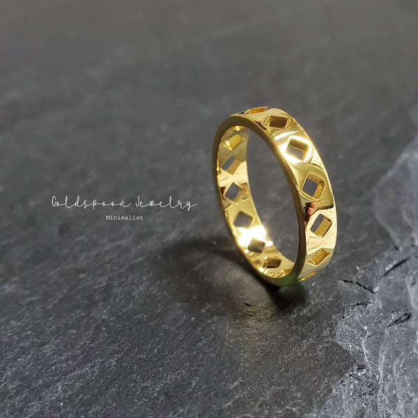 VANESSA RING - RHOMBUS DETAILED BAND RING