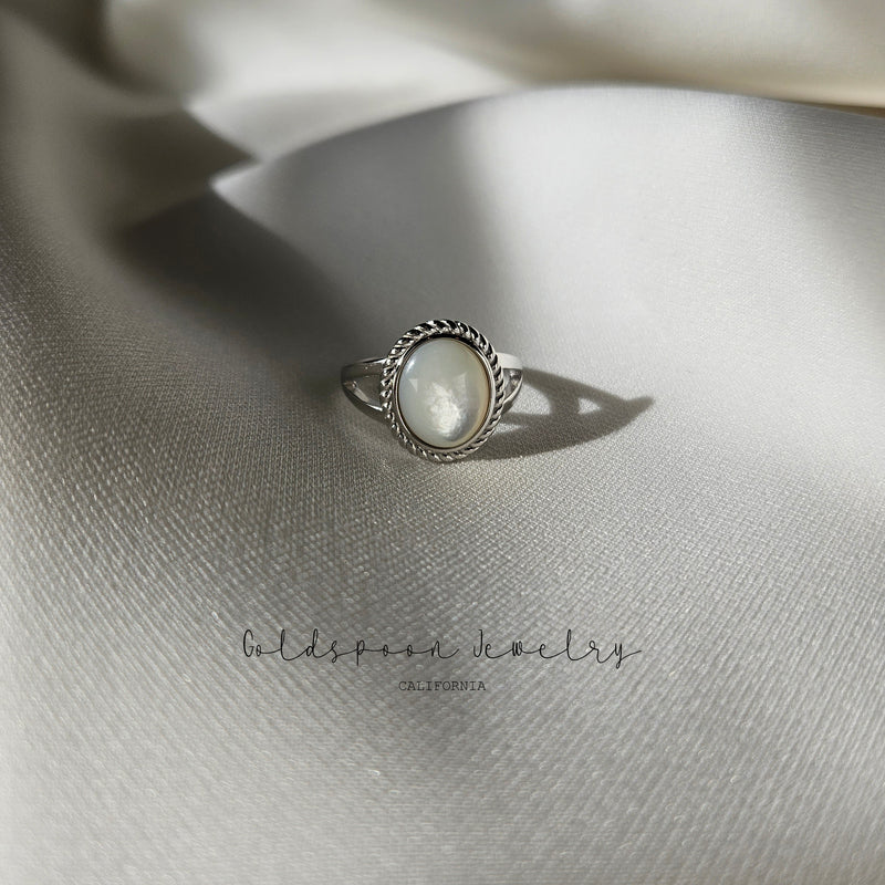 MARGOT RING - MOTHER OF PEARL VINTAGE RING
