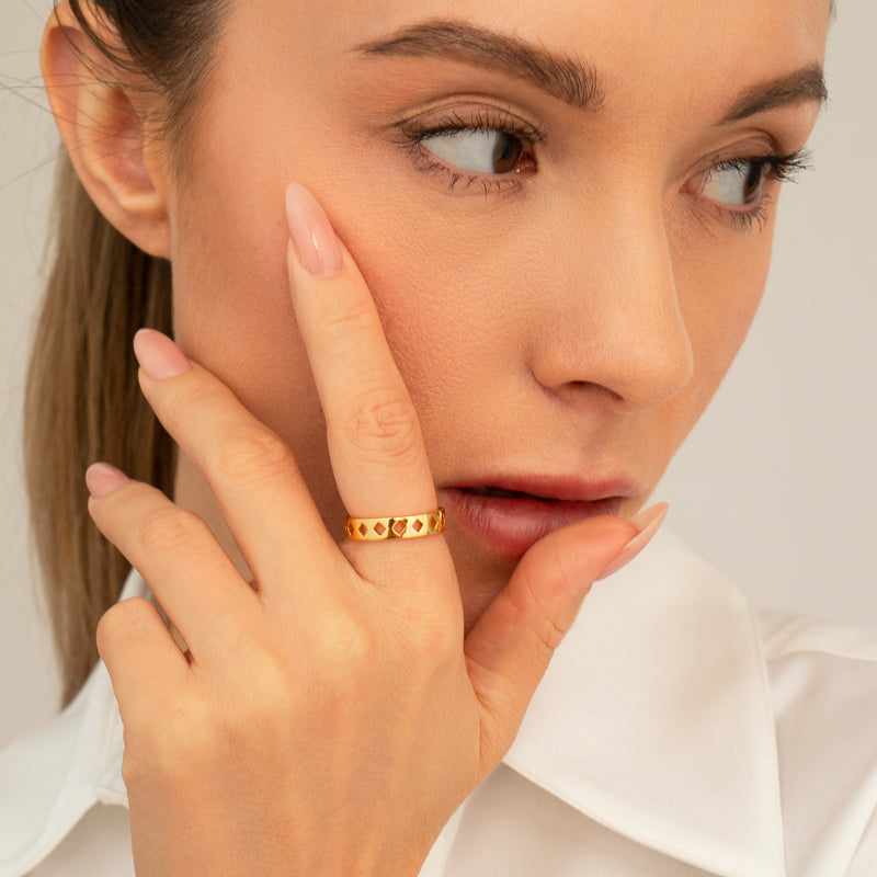 VANESSA RING - RHOMBUS DETAILED BAND RING